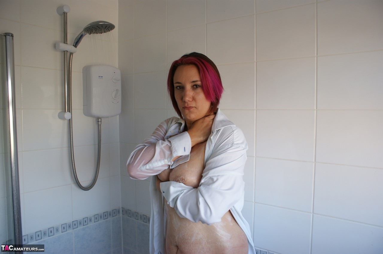 Older tattooed redhead Sara Banks gets totally naked while taking a shower