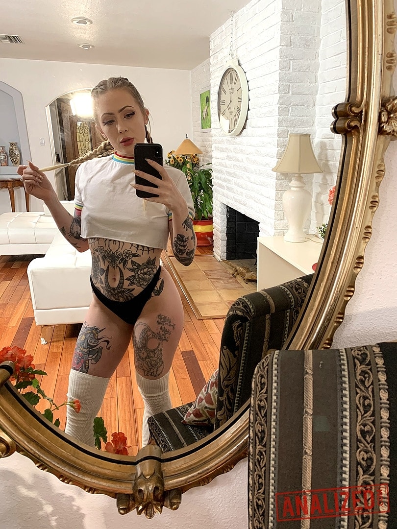 Tattooed vixen Baby Sid takes selfies of her incredible booty and bald pussy