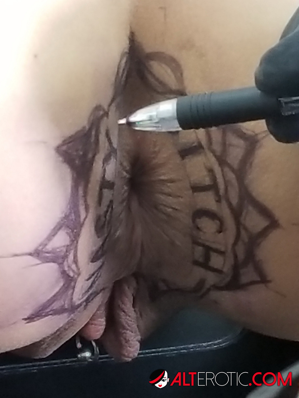 Latina chick Kitty Jaguar gets a butt tattoo before being fucked