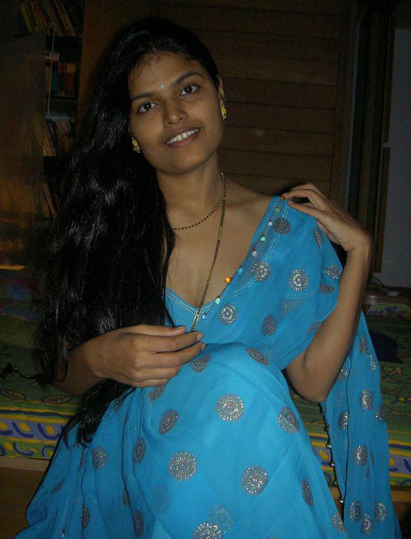 Desi housewife Aprita lets her brassiere slip while posing non nude