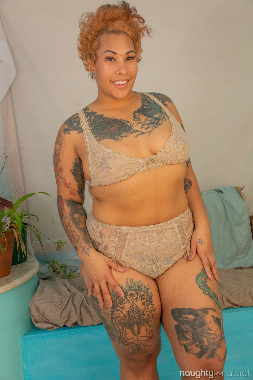 Chubby ebony with tattoos Valentine Von Bettie undresses and masturbates