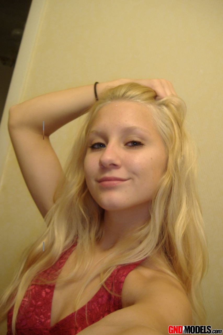 Blonde amateur Kylie takes self shots during safe for work action