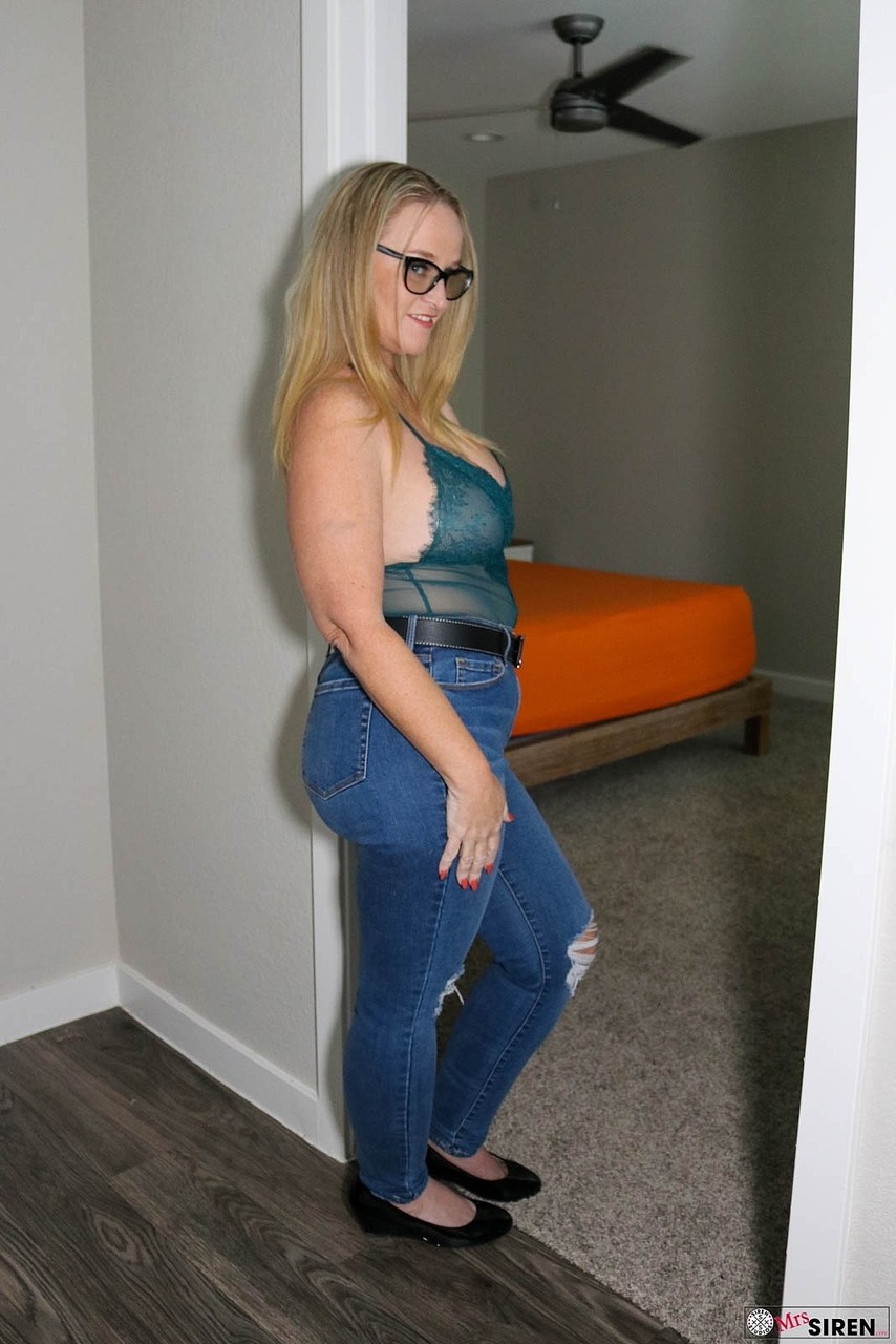 Gorgeous blonde fatty Dee Siren exposes her thick ass while teasing in jeans