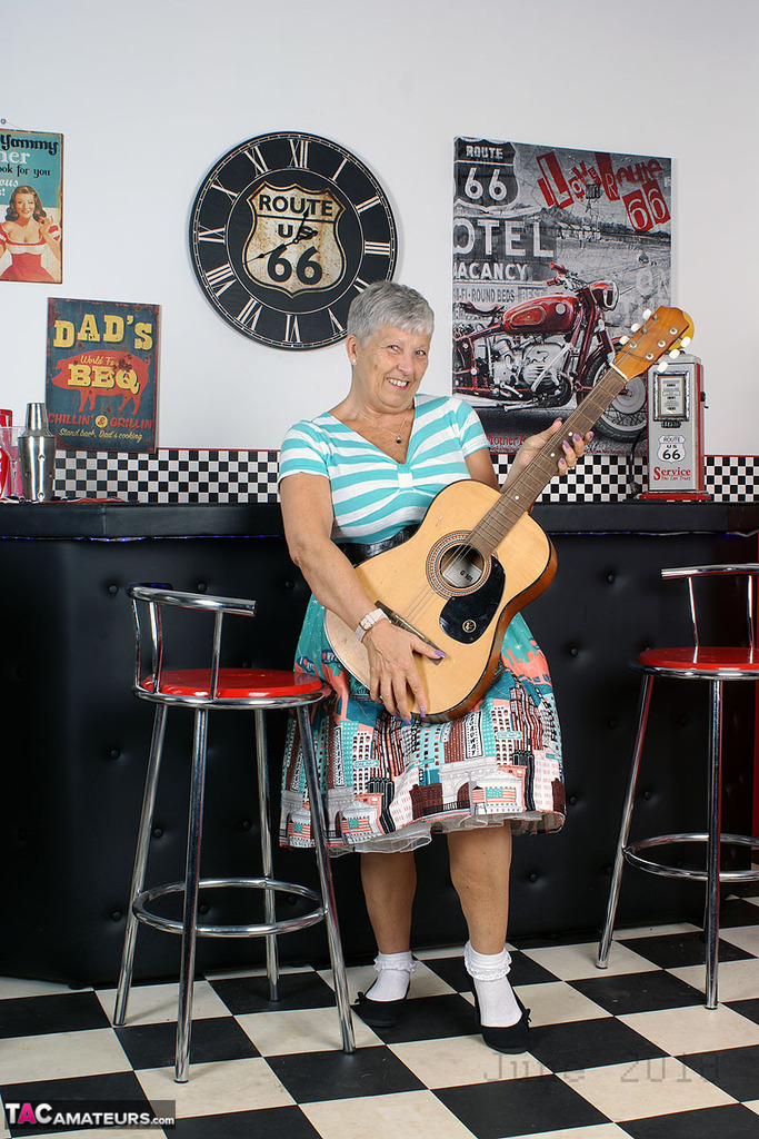 Old American lady Savana exposes her big butt in basement bar