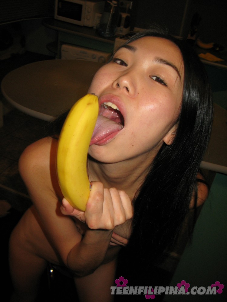 Skinny Filipina teen Nicoline Yiki fools around with a banana while bare naked